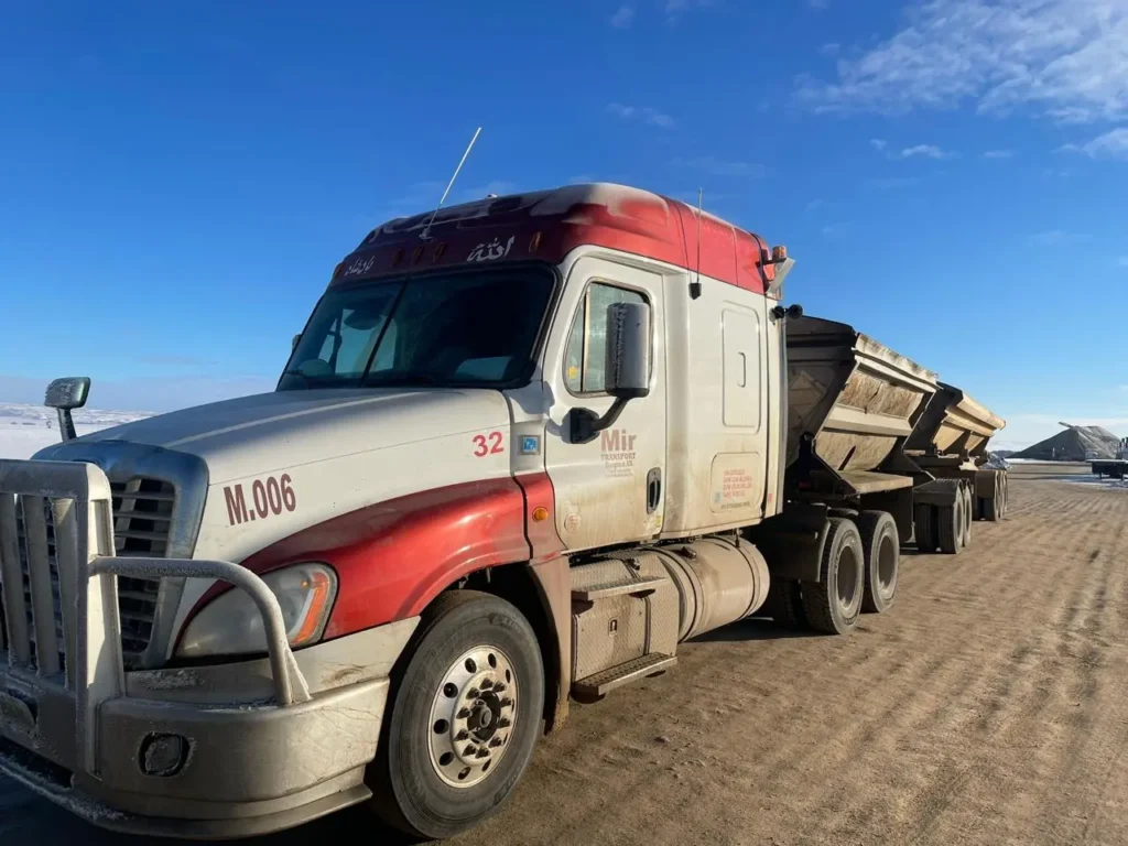Pros & cons of flatbed trucking in 2025